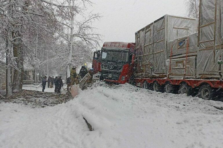 В Кировской области фура протаранила остановку, три человека пострадали