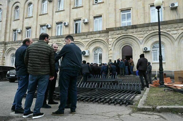 В Абхазии вооруженные люди не пускают чиновников на работу