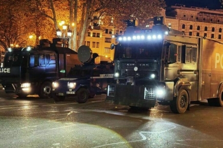 В Тбилиси полиция применила водометы против митингующих