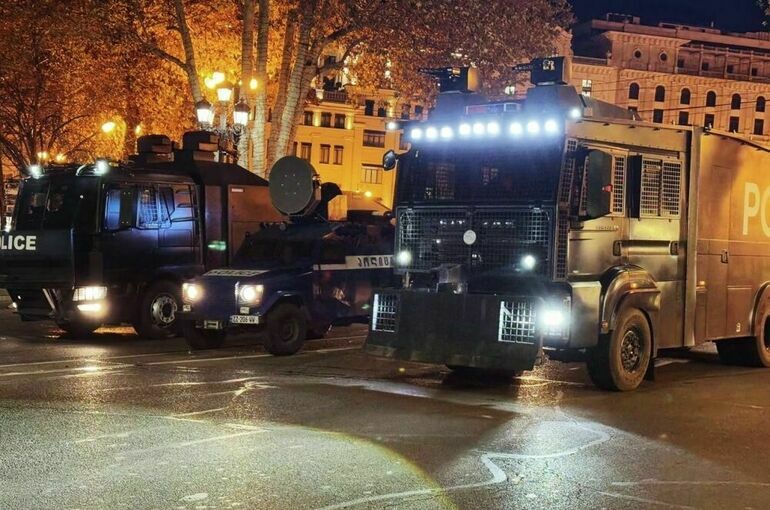 В Тбилиси полиция применила водометы против митингующих